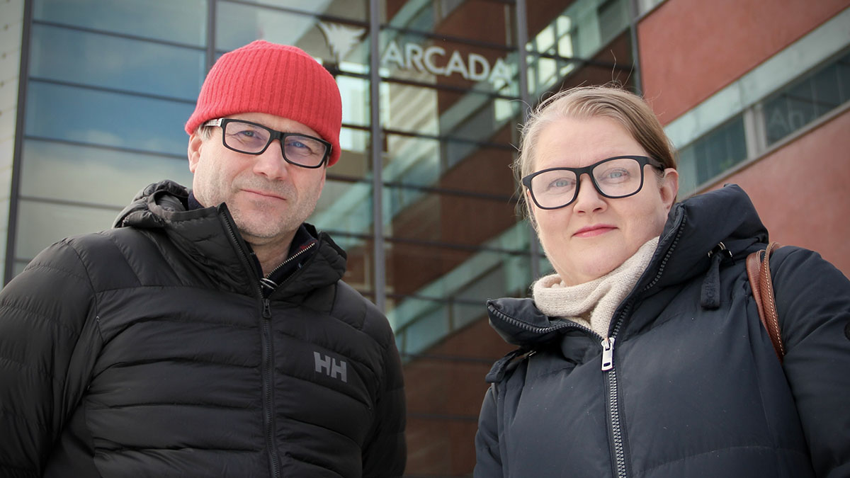 Kuvassa Nanna Engebretsen ja Fred Nordström Arcadan päära­ken­nuksen edessä.